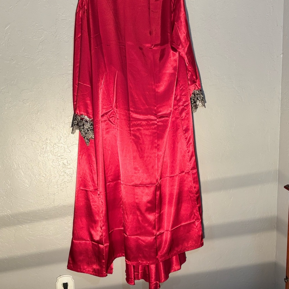 Luxurious Red Satin Robe with Tie Closure - Picture 4 of 6